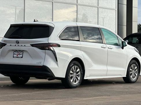 Certified 2024 Toyota Sienna LE image 4