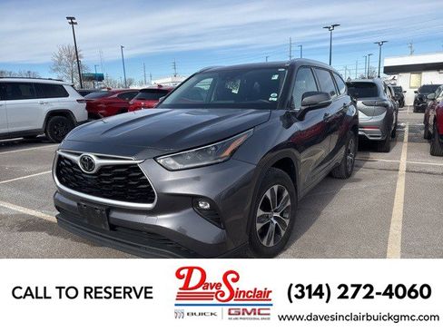 Used 2021 Toyota Highlander XLE image 1