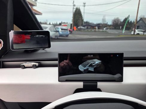 Used 2024 Tesla Cybertruck AWD Crew Cab image 12