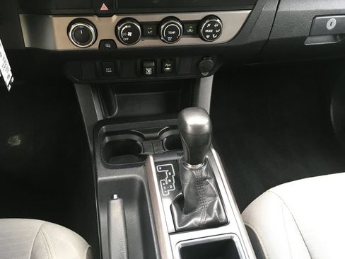Used 2019 Toyota Tacoma SR5 AWD/4WD image 18