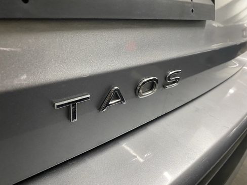 Used 2024 Volkswagen Taos SE FWD image 3