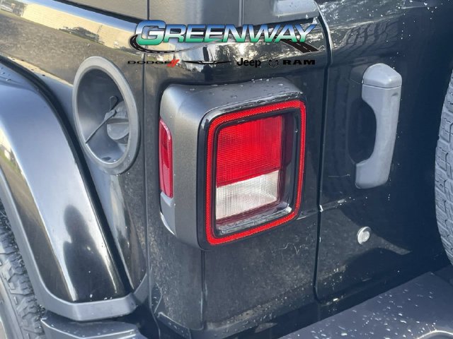 Used 2018 Jeep Wrangler Unlimited Sahara AWD/4WD image 7