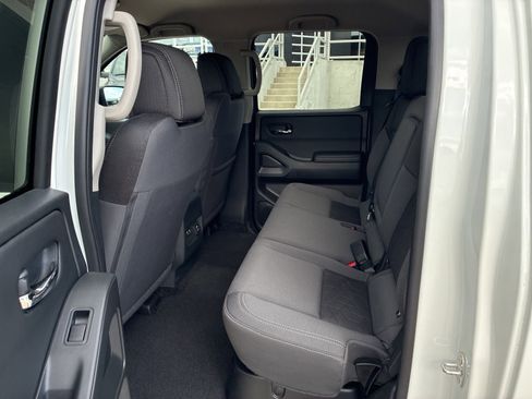 Used 2025 Nissan Frontier SV w/ SV Convenience Package image 17