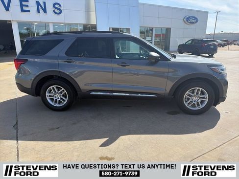 Used 2025 Ford Explorer Active w/ Active Comfort Package RWD image 3