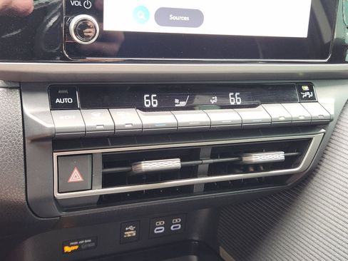 Used 2025 Toyota Camry SE w/ Convenience Package FWD image 20