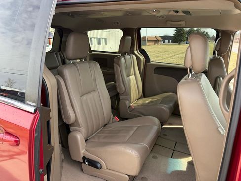Used 2013 Chrysler Town & Country Touring FWD image 24