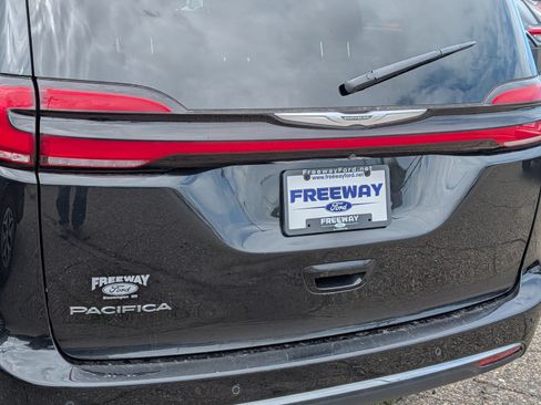 Used 2023 Chrysler Pacifica Touring-L FWD image 13