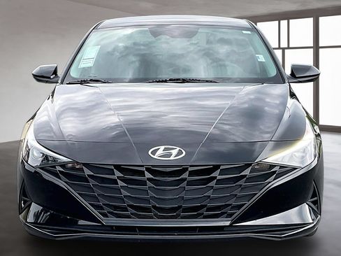 Used 2022 Hyundai Elantra SEL w/ Preferred Accessory Package FWD image 2