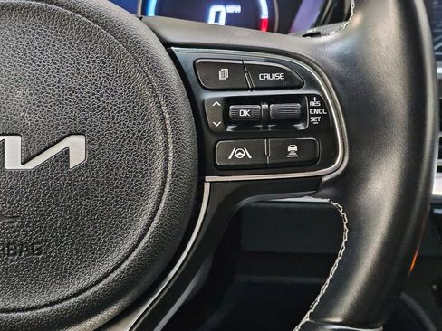 Used 2022 Kia Niro EX image 29