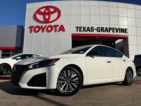 Used 2025 Nissan Altima 2.5 SV image 2