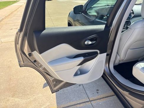 Used 2019 Jeep Cherokee Limited AWD/4WD image 13