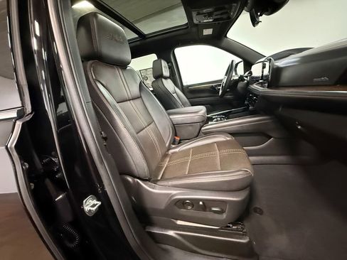 Used 2025 Chevrolet Tahoe High Country AWD/4WD image 13