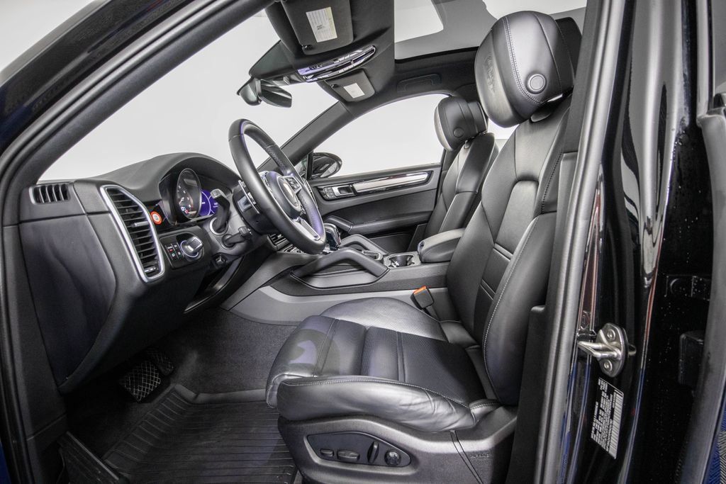 Used 2023 Porsche Cayenne Platinum Edition AWD/4WD image 9