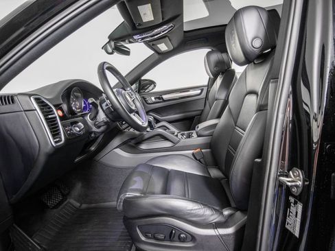 Used 2023 Porsche Cayenne Platinum Edition AWD/4WD image 9