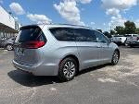 Used 2021 Chrysler Pacifica Touring-L w/ Premium & Safety Sphere Group FWD image 8