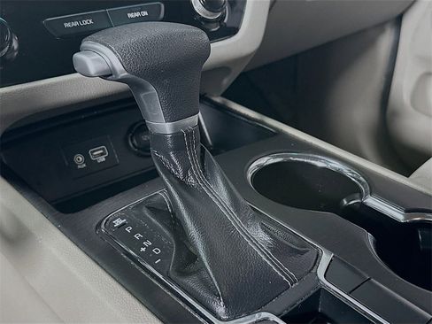 Used 2020 Kia Sedona L image 15