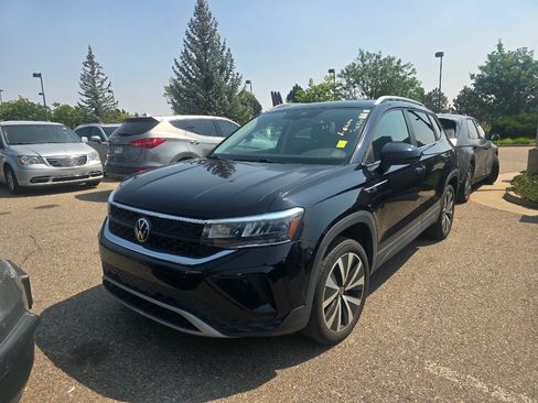 Used 2023 Volkswagen Taos SE w/ Panoramic Sunroof Package FWD image 1