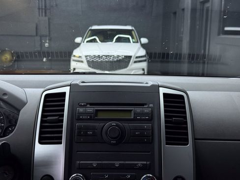 Used 2010 Nissan Frontier SE image 23