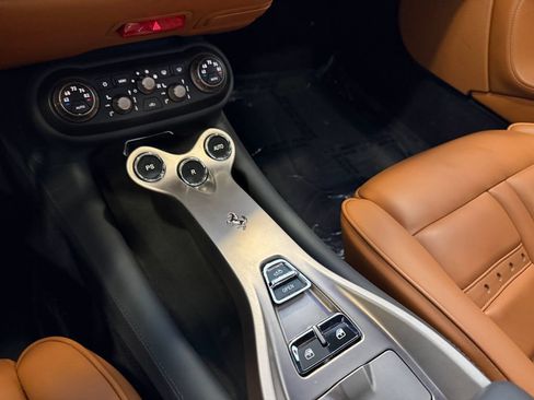 Used 2010 Ferrari California RWD image 18
