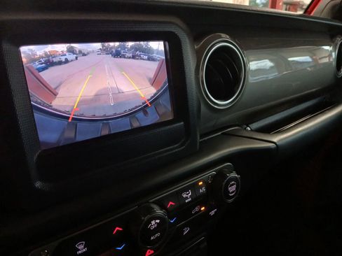 Used 2019 Jeep Wrangler Unlimited Sahara image 23