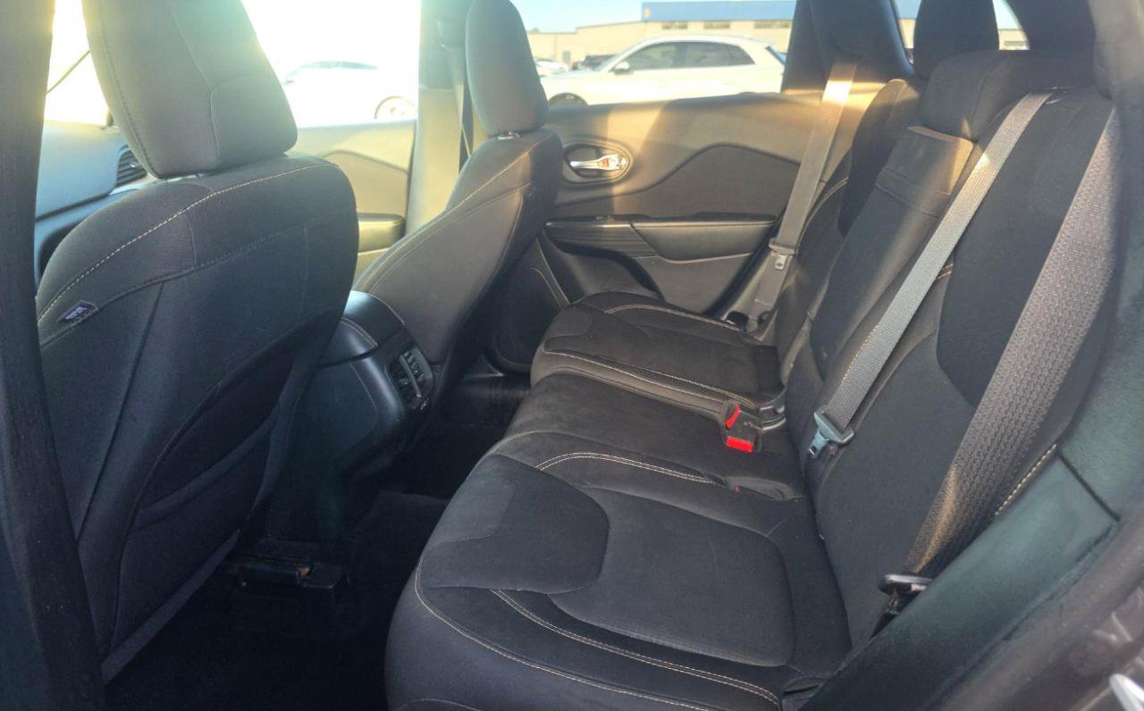 Used 2015 Jeep Cherokee Latitude AWD/4WD image 16