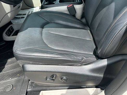 Used 2019 Chrysler Pacifica Touring-L Plus w/ Advanced Safetytec Group FWD image 16