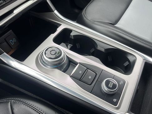 Used 2020 Ford Explorer Platinum w/ Premium Technology Package image 20