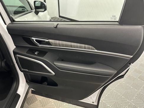 Used 2023 Kia Telluride EX w/ EX Captain's Chair Package image 17