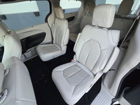 Used 2021 Chrysler Pacifica Touring-L w/ Premium & Safety Sphere Group image 17
