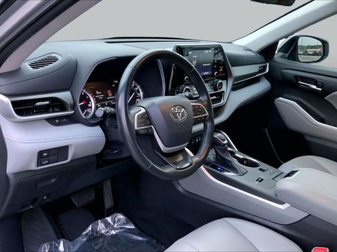 Used 2022 Toyota Highlander XLE FWD image 17
