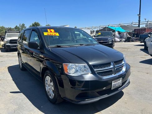 Used 2019 Dodge Grand Caravan SE w/ UConnect Hands-Free Group FWD image 6