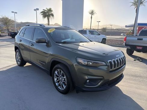 Used 2019 Jeep Cherokee Latitude Plus w/ Comfort/Convenience Group FWD image 3