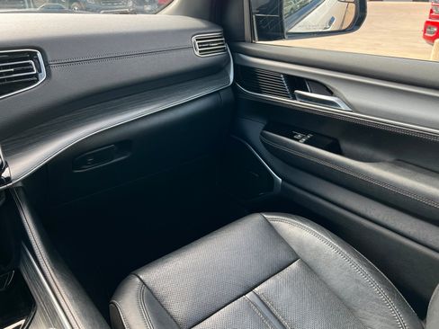 Used 2024 Jeep Wagoneer L Series II w/ Flexible Seating Group AWD/4WD image 11