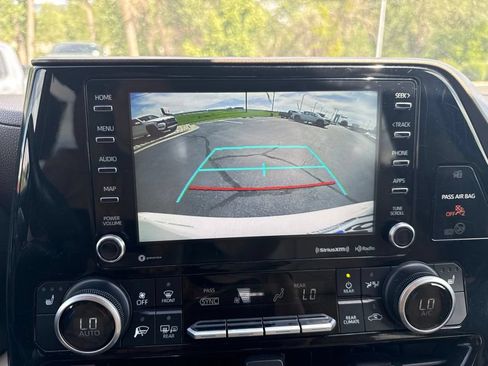 Used 2021 Toyota Highlander XLE AWD/4WD image 24