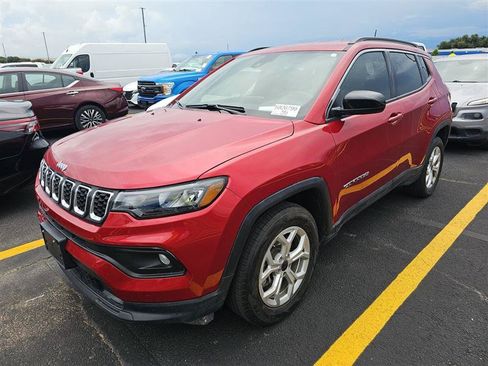 Used 2025 Jeep Compass Latitude AWD/4WD image 4