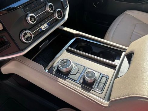 Used 2024 Ford Expedition Limited image 25