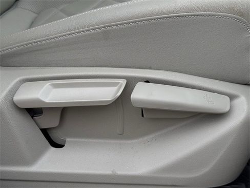 Used 2025 Volkswagen Atlas SE image 28