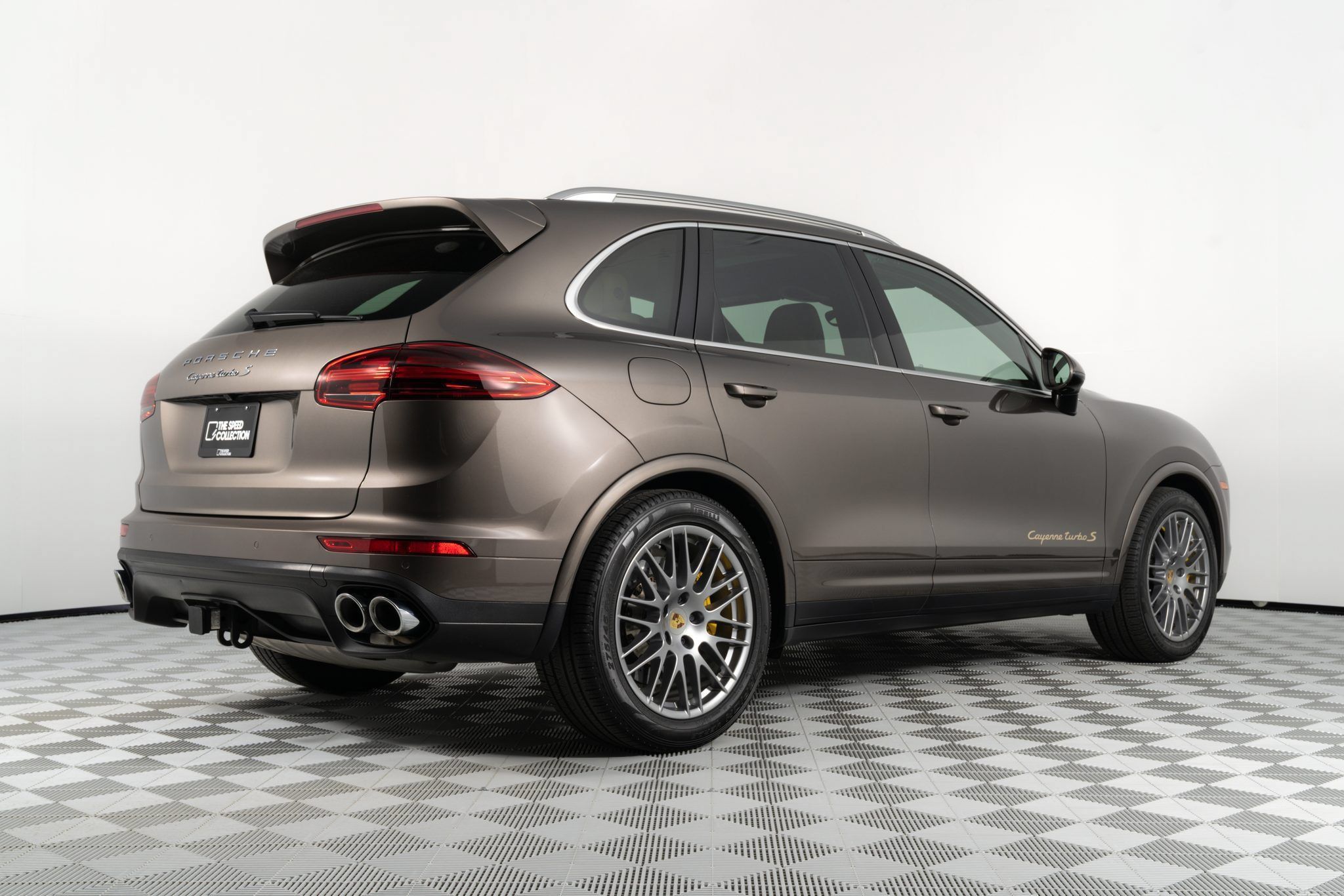 Used 2016 Porsche Cayenne Turbo S AWD/4WD image 9