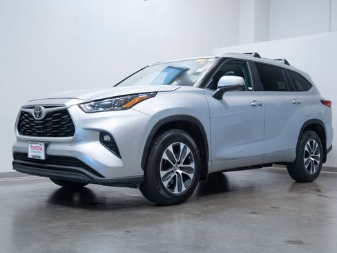Used 2023 Toyota Highlander XLE AWD/4WD image 3