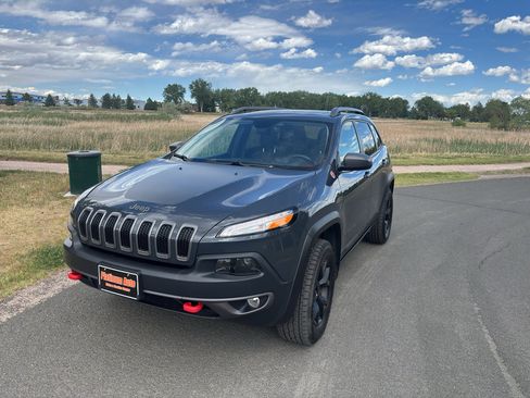 Used 2017 Jeep Cherokee Trailhawk w/ Comfort & Convenience Group AWD/4WD image 2