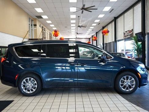 Used 2022 Chrysler Pacifica Touring-L image 17