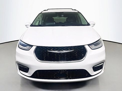 Used 2022 Chrysler Pacifica Touring-L FWD image 2