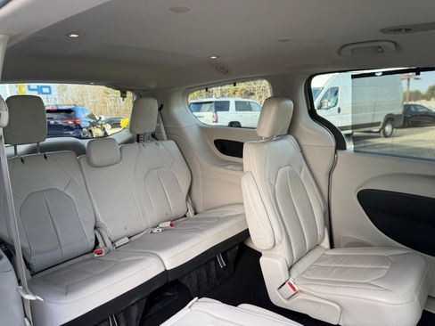 Used 2017 Chrysler Pacifica Touring-L Plus w/ Tire & Wheel Group image 22