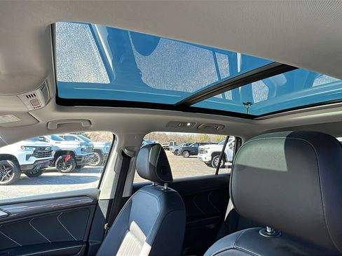 Used 2022 Volkswagen Tiguan SE w/ Panoramic Sunroof Package image 14