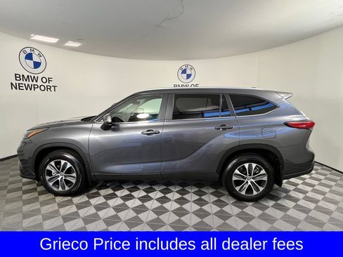 Used 2023 Toyota Highlander XLE AWD/4WD image 11