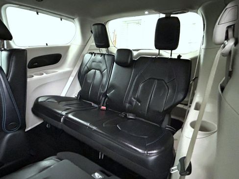 Used 2021 Chrysler Pacifica Touring-L image 19