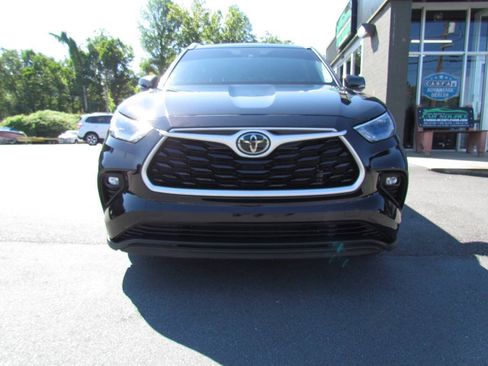 Used 2022 Toyota Highlander XLE AWD/4WD image 2