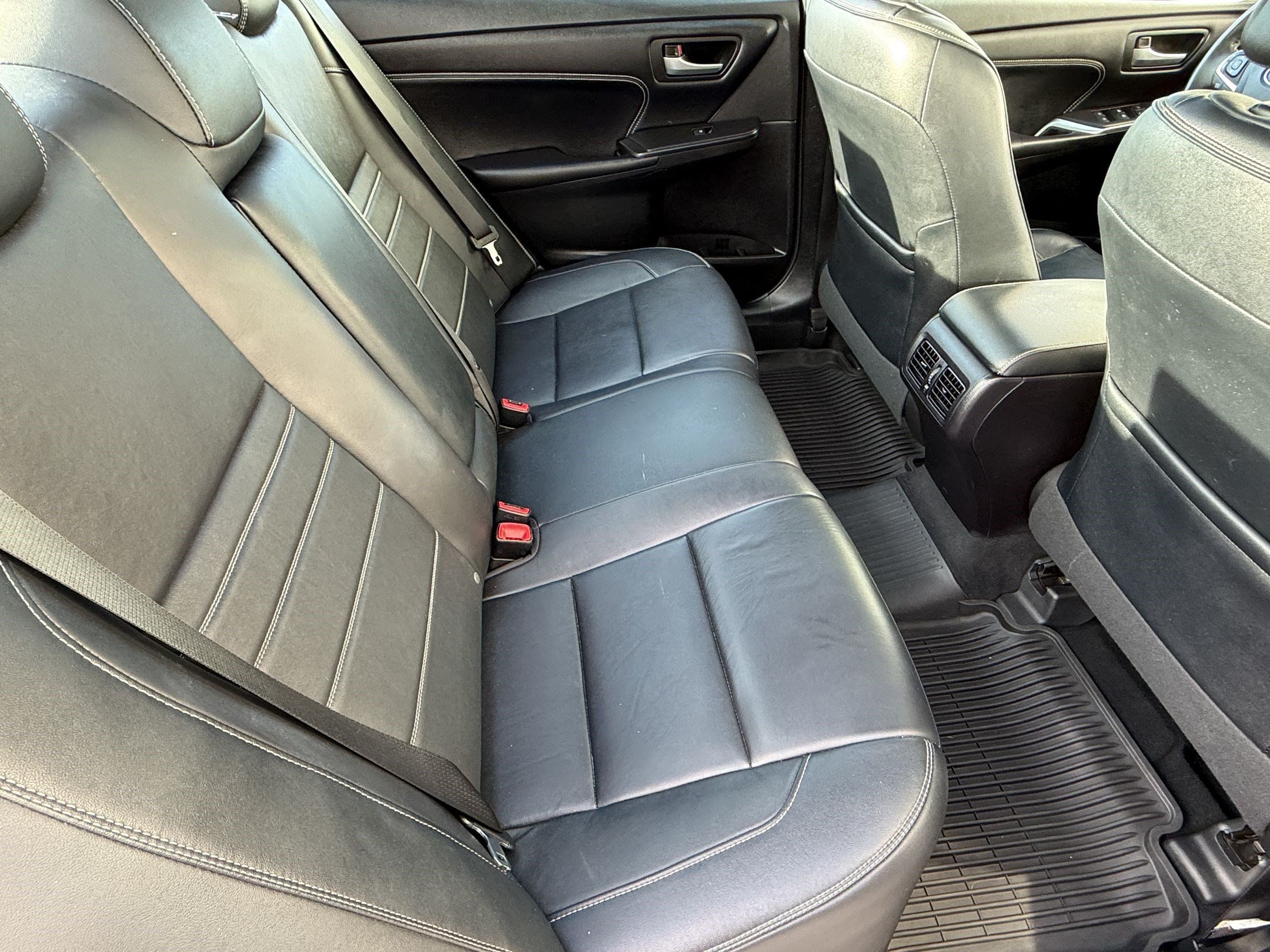 Used 2017 Toyota Camry XLE w/ Moonroof Package FWD image 32