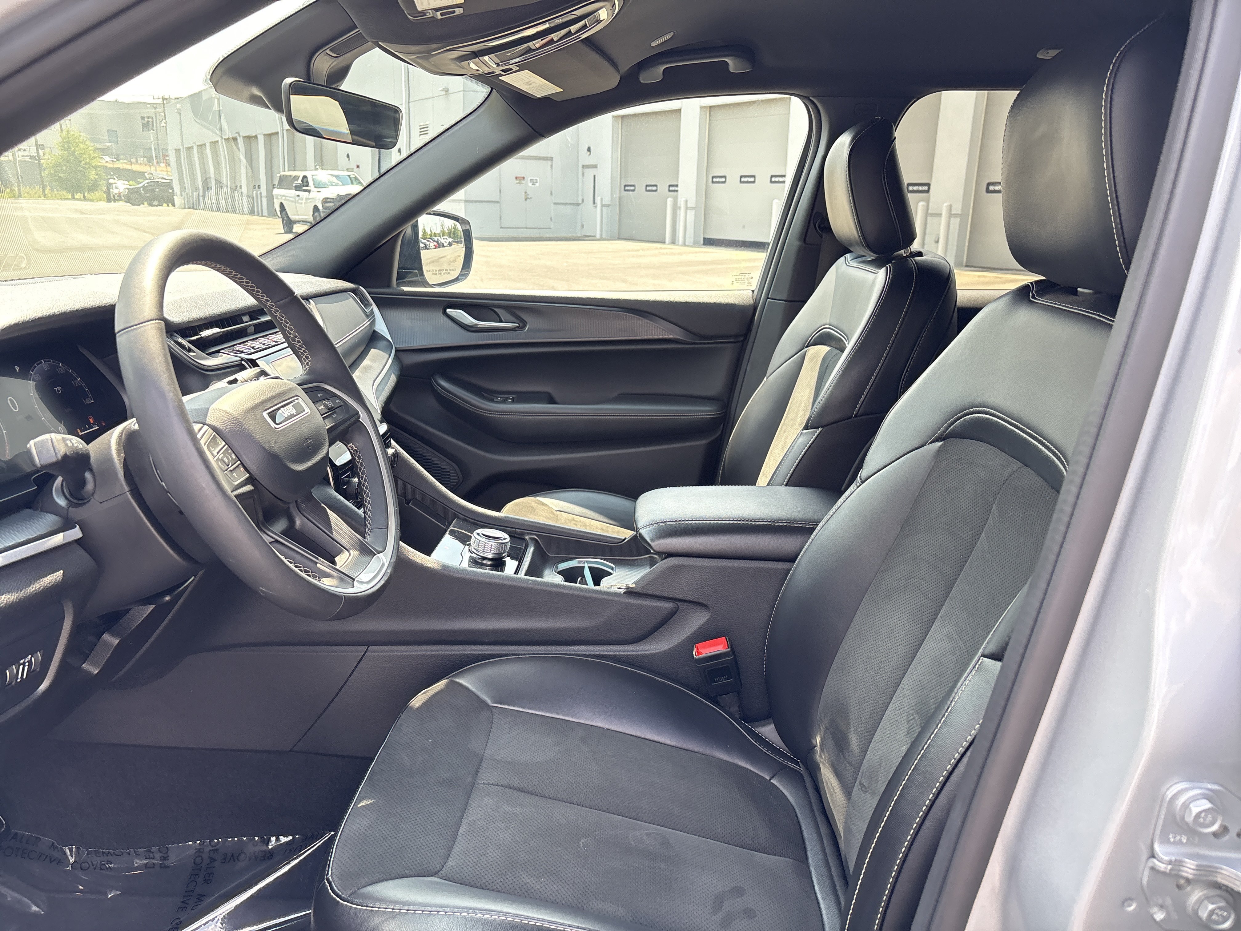 Used 2025 Jeep Grand Cherokee Altitude AWD/4WD image 18