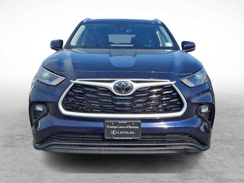 Used 2023 Toyota Highlander XLE AWD/4WD image 2